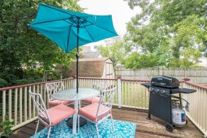 Serene single story, Grill, Fire Pit, fenced yard and Pet friendly stay的阳台或露台