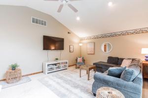 Serene single story, Grill, Fire Pit, fenced yard and Pet friendly stay的电视和/或娱乐中心