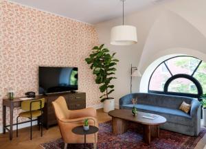 TV a/nebo společenská místnost v ubytování The Quoin Hotel