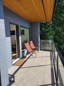 una terraza con una silla en el lateral de una casa en J and Js, en Isla de Bowen