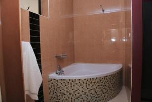 Koupelna v ubytování RugsResidence + 7 fotografií