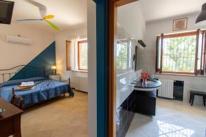 sypialnia oraz łazienka z łóżkiem i umywalką w obiekcie B&B La Roverella w mieście Piazza Armerina