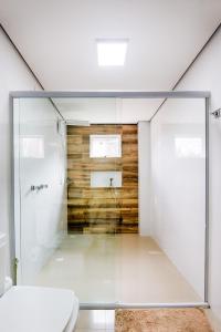 a bathroom with a glass shower and a toilet at APT NOVO, LOCALIZAÇÃO PRIVILEGIADA 60 MT DO TERMAS in Piratuba
