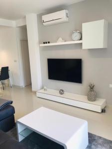 TV a/nebo společenská místnost v ubytování Royal Beach 607