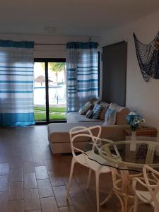 sala de estar con sofá y mesa en Casita del Mar en Cancún
