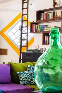 eine grüne Glasflasche auf einem Tisch im Wohnzimmer in der Unterkunft B&B La Roverella in Piazza Armerina