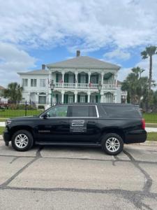 un camión negro estacionado frente a una casa en The George Manor, en Galveston