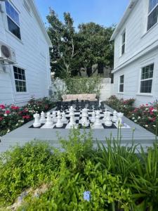 um tabuleiro de xadrez no pátio de uma casa em The George Manor em Galveston
