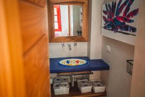 een badkamer met een wastafel en een spiegel bij Casa Hotel El Porton SALENTO in Salento