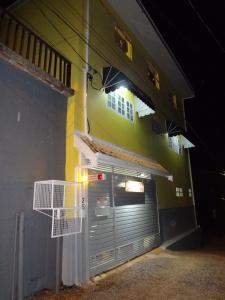 un edificio con una puerta de garaje por la noche en Residência Tia Stella, en Campos do Jordão