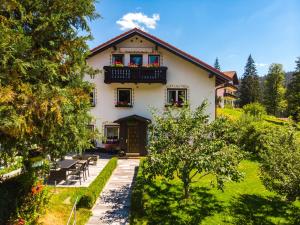 Großes weißes Haus mit Balkon in der Unterkunft Haus Kuchler in Bayerisch Eisenstein