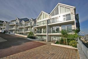 un gran edificio de apartamentos blanco con balcones en Serendipity, en St Ives