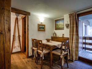 a dining room with a wooden table and chairs at Bellissimo appartamento con vista sul Cervino in Breuil-Cervinia