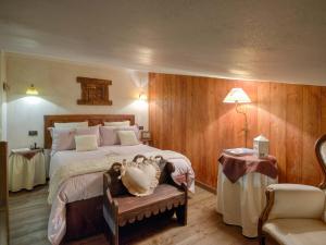 a bedroom with a large bed with a wooden wall at Bellissimo appartamento con vista sul Cervino in Breuil-Cervinia