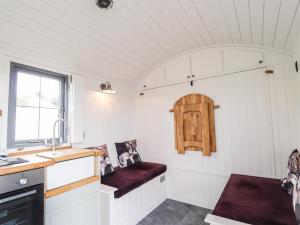 Kuchyň nebo kuchyňský kout v ubytování Shepherds Hut + 11 fotografií