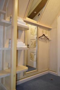 Zimmer mit Spiegel und Regalen mit Handtüchern in der Unterkunft Hotel Veles in Zolotonosha
