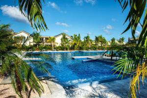 克拉伦代克Delfins Beach Resort Bonaire, Tapestry Collection by Hilton的度假酒店的游泳池
