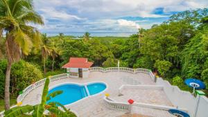 una vista aérea de la piscina y los árboles en Posada Magic Hill On Vacation en San Andrés