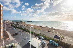Blick auf den Strand und das Meer von einem Gebäude in der Unterkunft Worthing sea-front 3 bed apartment in Worthing