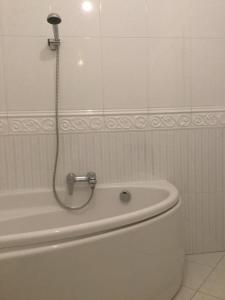 華沙的住宿－華沙公寓集團總統公寓，浴室配有带淋浴的卫生间和浴缸