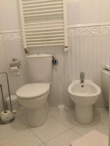 y baño con aseo y lavamanos. en President Apartments by WarsawResidence Group, en Varsovia