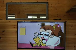 einen Fernsehbildschirm mit Cartoon-Charakter in einem Zimmer in der Unterkunft cottage scandinave 92 in Bourbourg