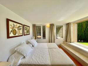 Postel nebo postele na pokoji v ubytování Villa Los Lirios Puerto Banus - EaW Homes + 37 fotografií
