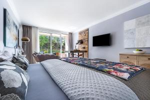 1 dormitorio con 1 cama grande con colcha grande en Strandperle, en Glücksburg