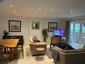 een woonkamer met een bank en een tafel bij School Path Ironbridge Home with Rear Garden in Telford