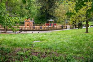 un parc avec une aire de jeux et une aire de jeux dans l'établissement School Path Ironbridge Home with Rear Garden, à Telford