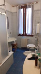 ein Badezimmer mit 2 WCs und einer Dusche in der Unterkunft Two steps from Rialto bridge in Venedig