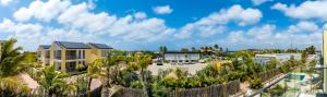 Delfins Beach Resort Bonaire, Tapestry Collection by Hilton内部或周边的泳池