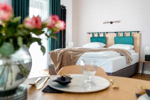 Un dormitorio con una cama y una mesa con un plato. en Apart House, Tylna 20, en Zielona Góra