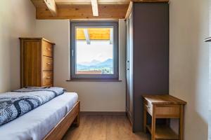 1 dormitorio con cama y ventana en Gästehaus Beim Huber, en Hopferau