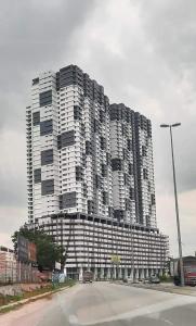 un gran edificio al lado de una calle en Lovely Luxury 3 Br 2Bath @Vista Bangi, en Kajang