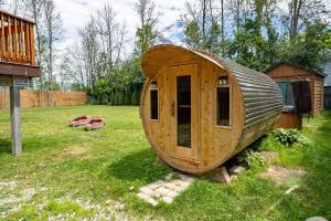 ブライトンにあるUnique Log House by the Lake, Retreat with Spa Amenities near Presque'ile Provincial Parkのギャラリーの写真 +46枚の写真