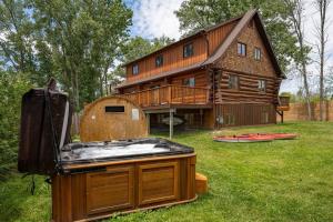 ブライトンにあるUnique Log House by the Lake, Retreat with Spa Amenities near Presque'ile Provincial Parkのギャラリーの写真