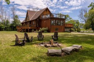 Сад в Unique Log House by the Lake, Retreat with Spa Amenities near Presque'ile Provincial Park