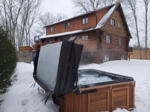 ブライトンにあるUnique Log House by the Lake, Retreat with Spa Amenities near Presque'ile Provincial Parkのギャラリーの写真
