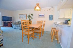 オーシャンシティにあるOcean Trail 102のキッチン、ダイニングルーム(テーブル、椅子付)