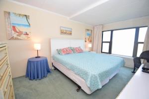 オーシャンシティにあるOcean Trail 102のベッドルーム1室(ベッド1台、大きな窓付)
