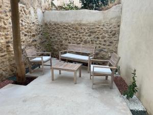Casa Bulbón في Bulbuente: مجموعة من الكراسي وطاولة ومقعد