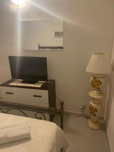 貝爾韋代雷的住宿－Villa aretusa，一间卧室配有一张床和一张带笔记本电脑的书桌