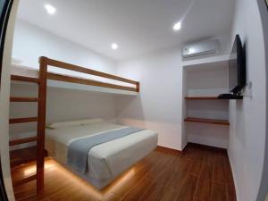 a bedroom with a bunk bed and a ladder at Bungalow VerdeMar con Jacuzzi Frente al Mar in Vichayito