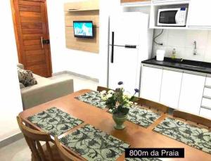salon ze stołem i kuchnią w obiekcie Rafael Apartamentos 800m da Praia da Maranduba w mieście Ubatuba