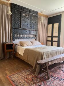 盧埃的住宿－La Roche，一间卧室配有一张大床和木制床头板