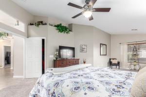 1 dormitorio con 1 cama y ventilador de techo en Obispo home, en Mesa