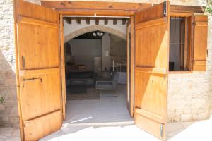 Gallery image of Cleo's Inn in Lofou