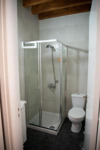 La salle de bains est pourvue d'une douche et de toilettes. dans l'établissement Cleo's Inn, à Lófou
