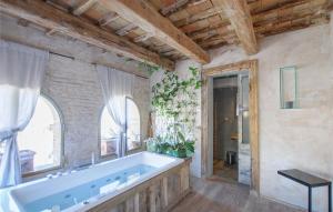 uma grande casa de banho com uma grande banheira e uma janela em Dimora Pallotto em Potenza Picena